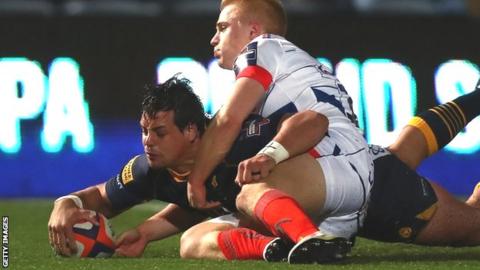 Francois Venter scores a try for Worcester against Sale