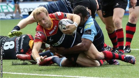 Sarel Pretorius crosses for a try for Dragons against Blues