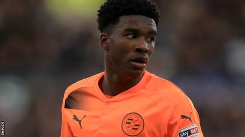 Omar Richards: Reading teenager signs new contract until ...