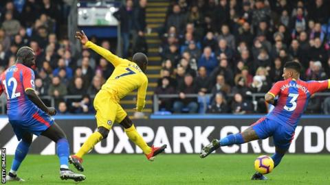 N'Golo Kante (centre)