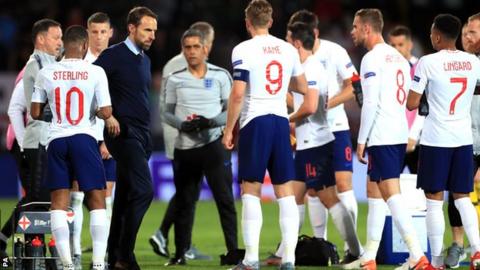 England manager Gareth Southgate speaks to his players before extra time in the Nations League semi-final against the Netherlands