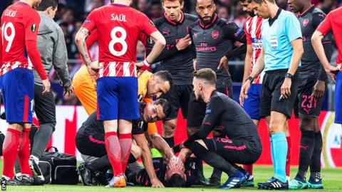 Laurent Koscielny receives treatment [BBC] 로랑 코시엘니, 아킬레스건 파열로 잔여 시즌 & 월드컵 아웃