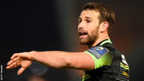 Nic Groom gestures towards his team-mates
