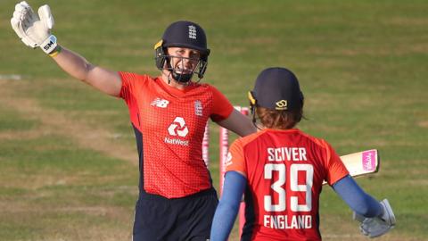 Heather Knight and Nat Sciver