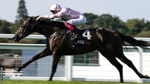 Too Darn Hot, ridden by Frankie Dettori