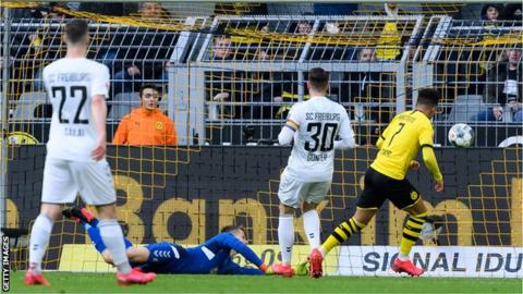 Borussia Dortmund 1 0 Freiburg Jadon Sancho Scores For Seventh