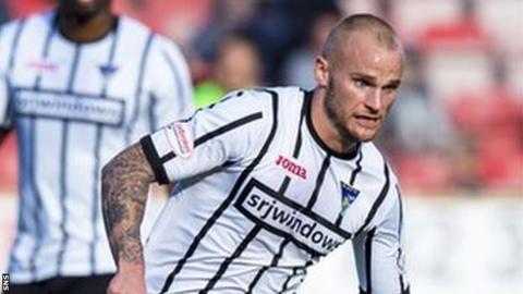 Kallum Higginbotham in action for Dunfermline