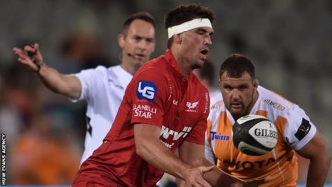 Lewis Rawlins passes the ball as a Cheetahs defender closes in