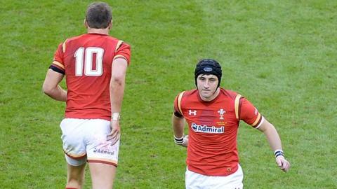 Sam Davies replaces Dan Biggar