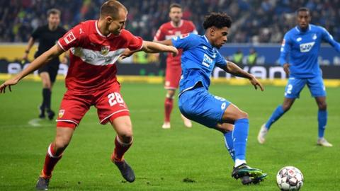 Reiss Nelson shielding the ball