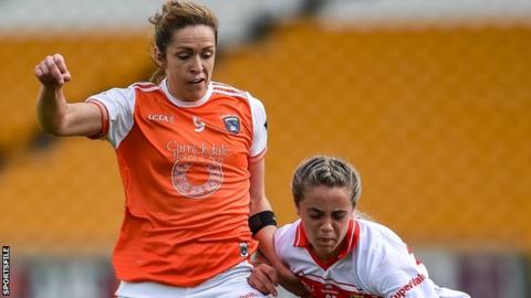 Caroline O'Hanlon battles with Cork's Chloe Collins in Tullamore