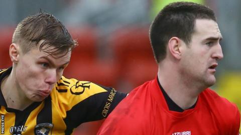 Oisin O'Neill of Crosmaglen closes in on Kilcoo keeper Stephen Kane