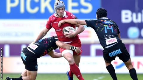 Jonathan Davies signed a new contract with the Scarlets alongside Ken Owens and Rob Evans in March 2019