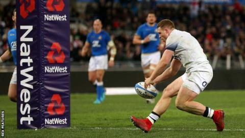 Sam Simmonds scores for England