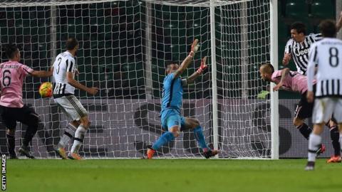 Mario Mandzukic heads Juventus' winning goal at Palermo