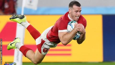 Gareth Davies scores for Wales in their 2019 World Cup win over Australia