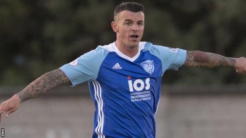 Derek Lyle in action for Peterhead