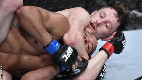 Brett Johns attempts to make Tony Gravely submit