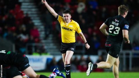 Referee Marcus Griffiths
