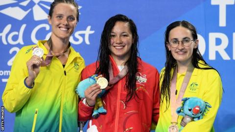England's Alice Tai (centre)
