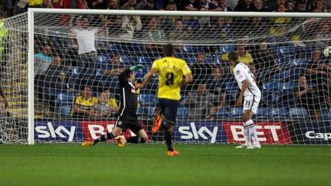 Kemar Roofe puts Oxford 2-1 ahead against Notts County