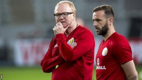 Alex McLeish and James McFadden survey Scotland training