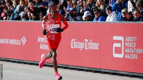 Moa Farah runs in the Chicago marathon
