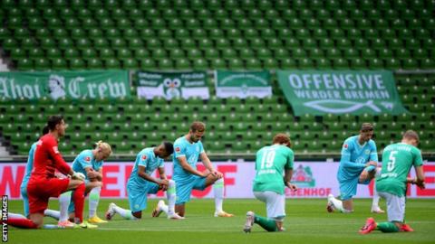 Werder Bremen and Wolfsburg players take a knee