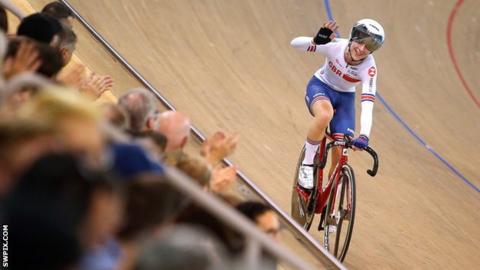 Laura Kenny celebrates winning gold