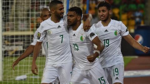 El-Arbi Hilal Soudani (centre)