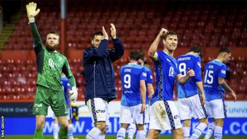 St Johnstone applaud their fans after victory at Pittodrie
