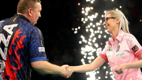 Fallon Sherrock shakes hands with Glen Durrant
