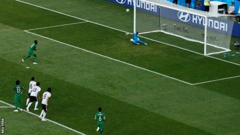 Essam El Hadary (right)