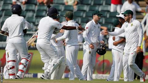 Sri Lanka and South Africa players shake hands after the match