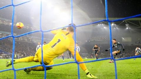 Jamie Vardy scores for Leicester
