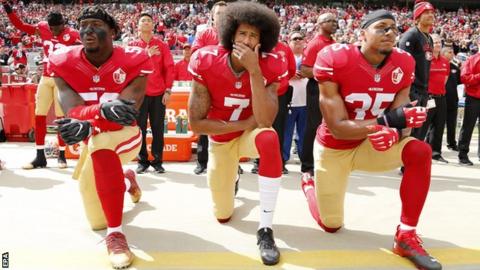 Colin Kaepernick (centre)