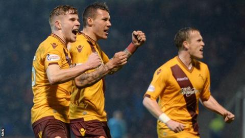 Motherwell players celebrate Marvin Johnson's equaliser against Dundee United
