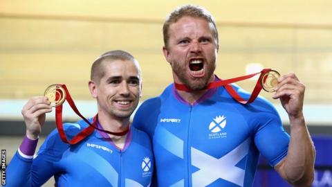Neil Fachie (left) and Craig MacLean pose with their gold medals at Glasgow 2014