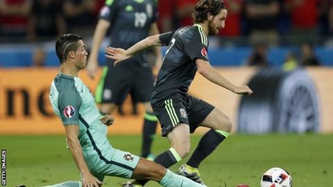 Joe Allen: Stoke City sign Liverpool midfielder in £13m 