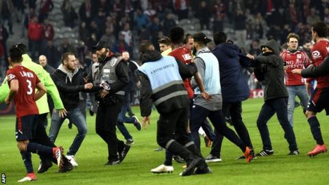 Lille fans invade pitch to confront players after Montpellier draw Lille fans invade pitch to confront players after Montpellier draw