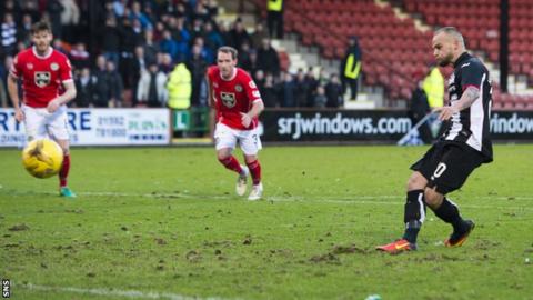 Kallum Higginbotham scores for Dunfermline