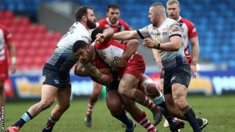 Salford and Leeds in the tough conditions