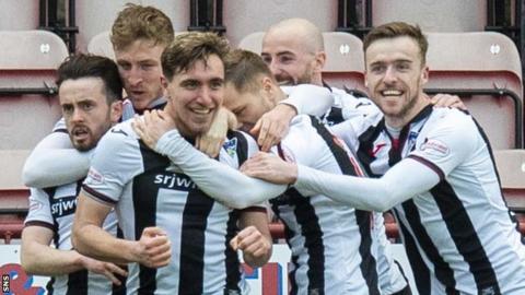 Dunfermline Athletic celebrate Joe Thomson's goal