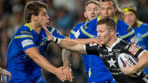 Sam Wilde attempts to tackle Steve Michaels of Hull