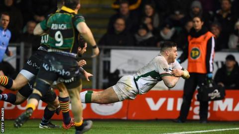 Dave Porecki (right) scores London Irish's late try