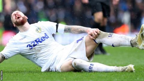 Pontus Jansson injures knee