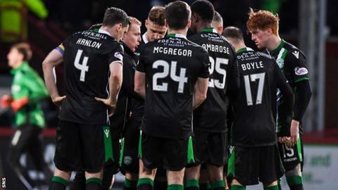 Neil Lennon speaks to his Hibs players