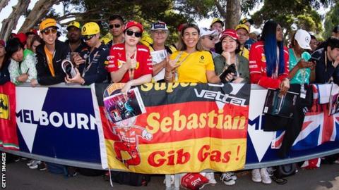 Australian GP fans behind the barriers waiting for drivers at Albert Park