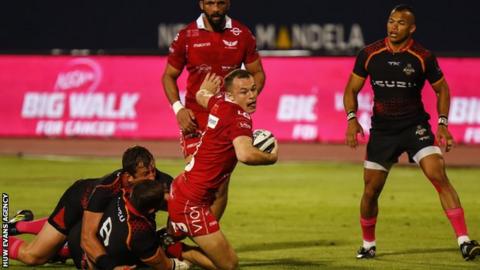 Ioan Nicholas breaks through the Southern Kings defence