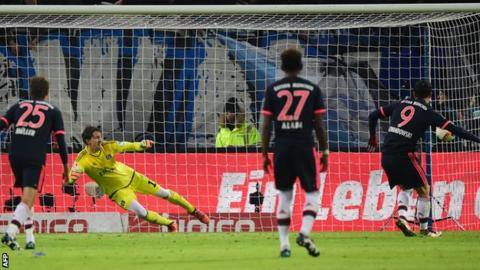 Robert Lewandowski scores from the penalty spot for Bayern Munich against Hamburg